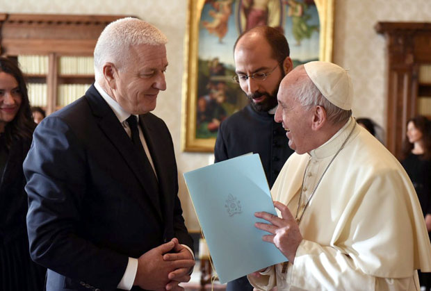 Словенци указују на нове поделе у Црној Гори: Мило ЦПЦ примиче Ватикану?